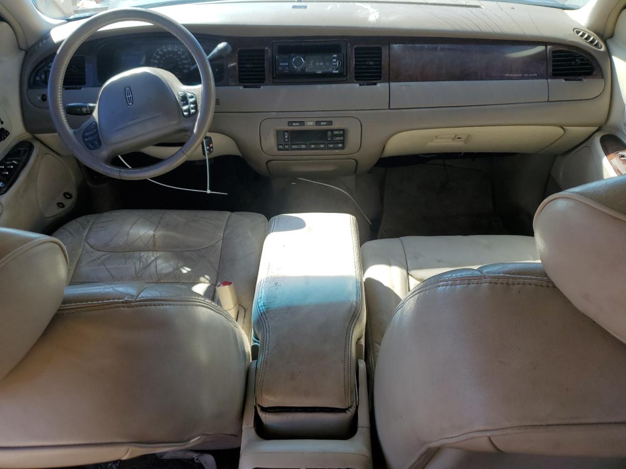 2000 Lincoln Town Car Signature VIN: 1LNHM82W2YY815736 Lot: 85776685