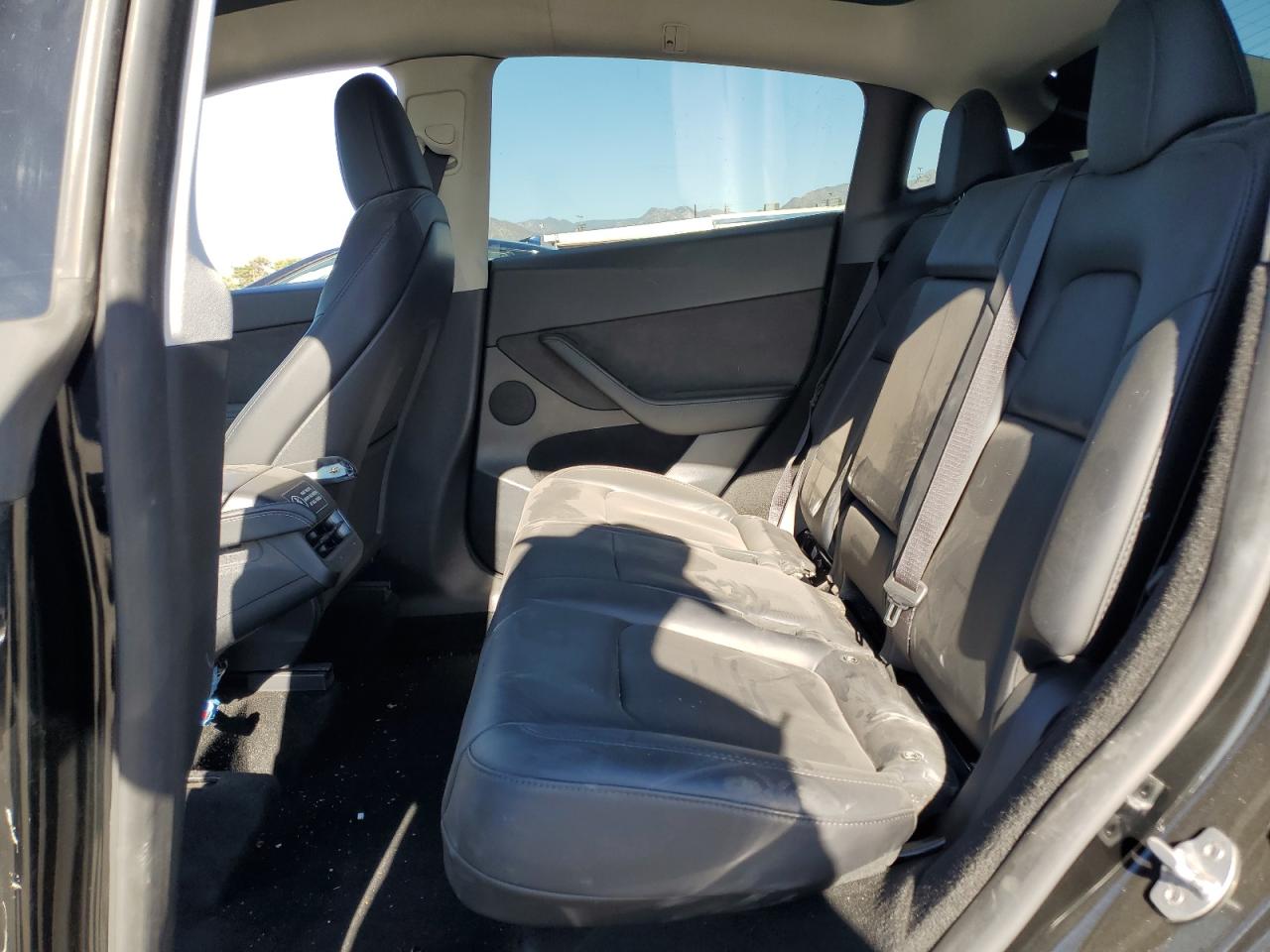 2024 Tesla Model Y VIN: 7SAYGDEEXRF070889 Lot: 90647155