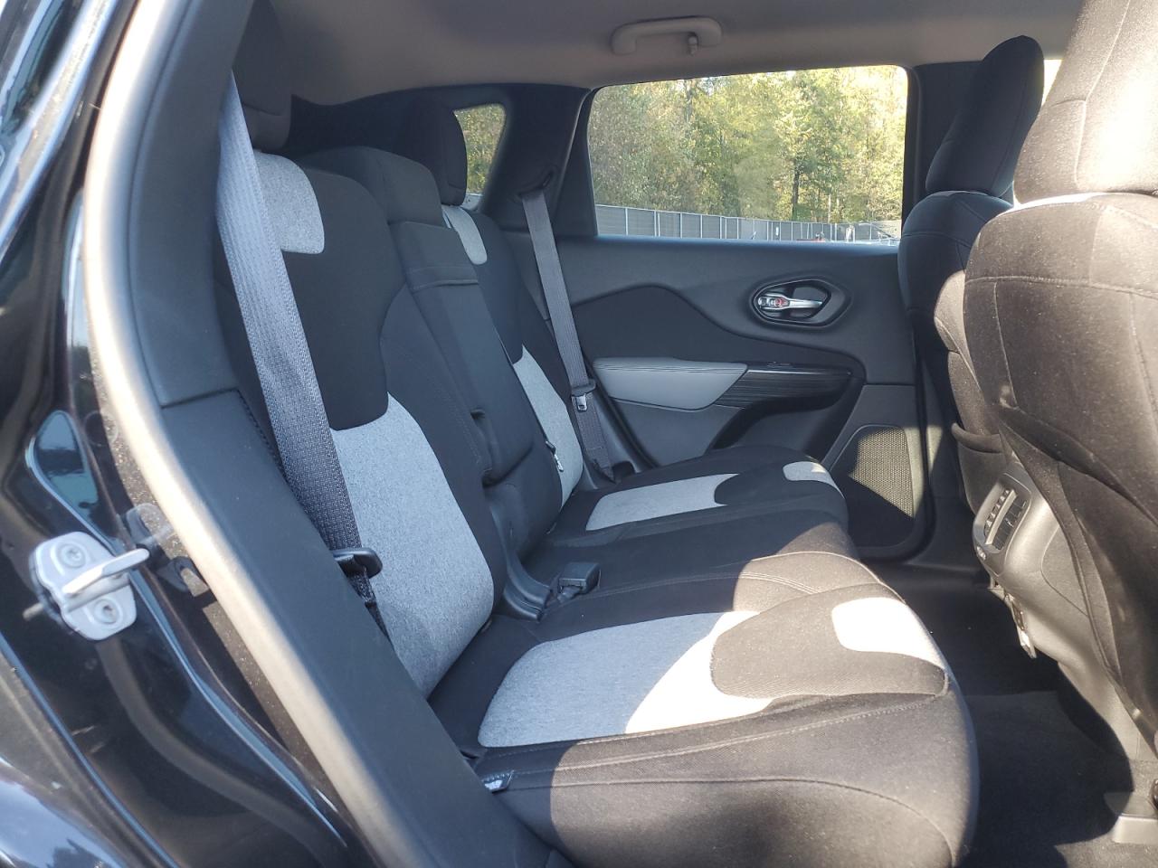 2014 Jeep Cherokee Latitude VIN: 1C4PJMCS1EW114318 Lot: 82636305