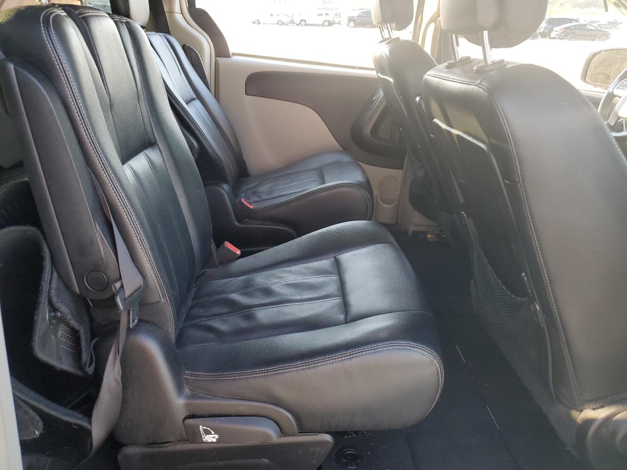 2016 Chrysler Town-Count VIN: 2C4RC1BG2GR259832 Lot: 82310785