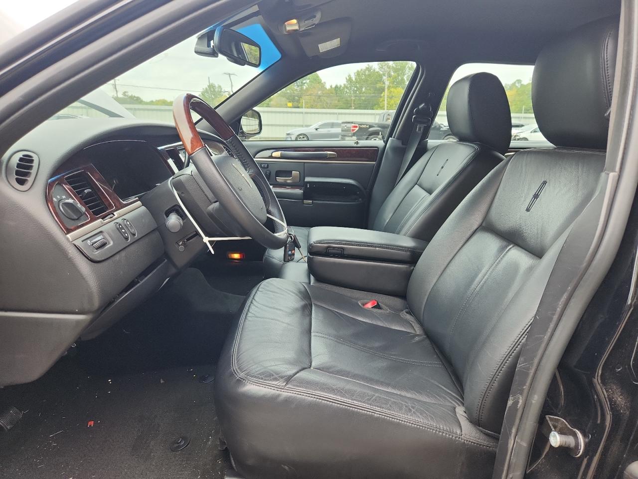 2011 Lincoln Town Car Signature Long Wheelbase VIN: 2LNBL8FV3BX762627 Lot: 90146575