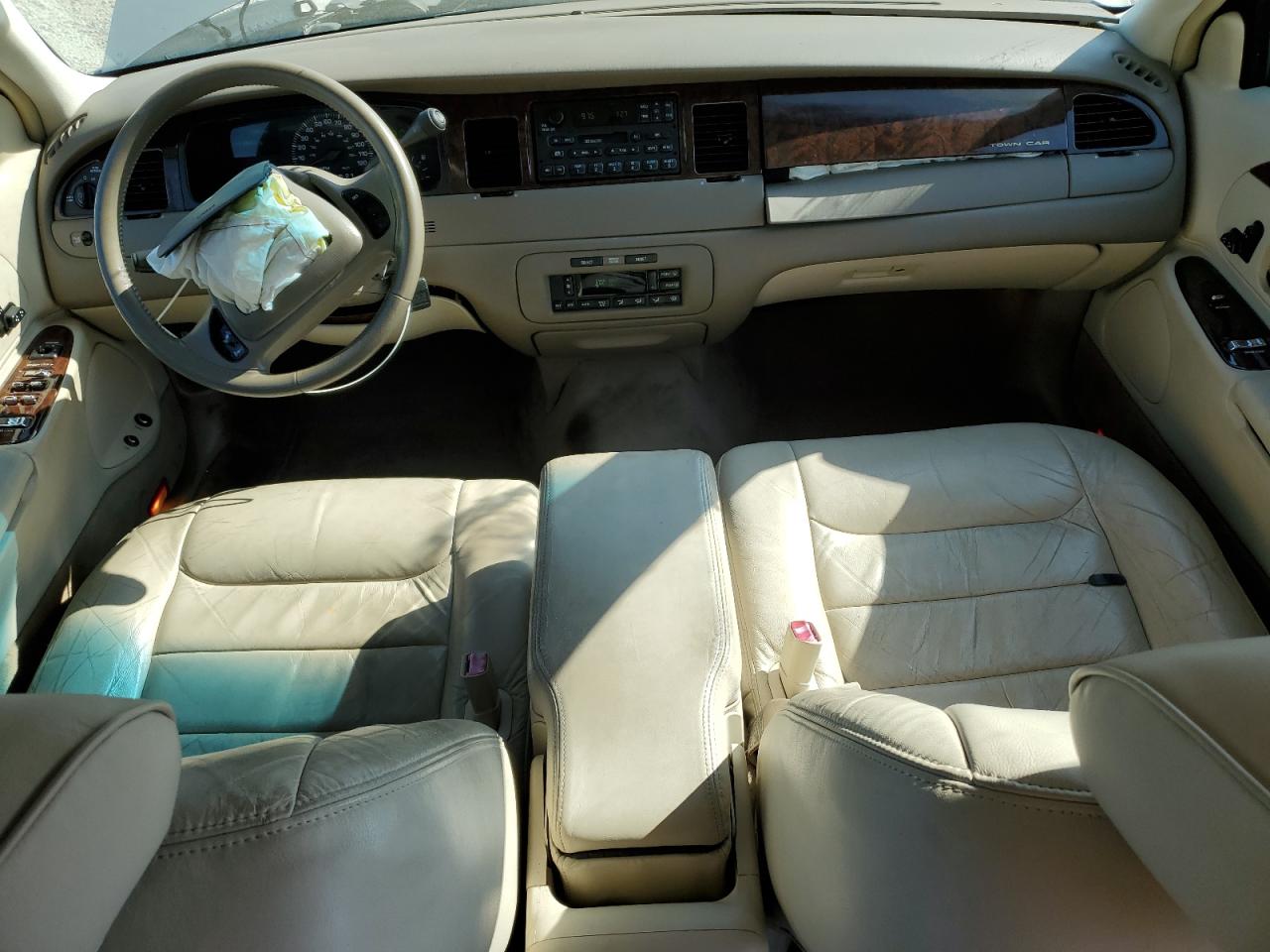 2000 Lincoln Town Car Executive VIN: 1LNHM81W6YY843783 Lot: 86173315