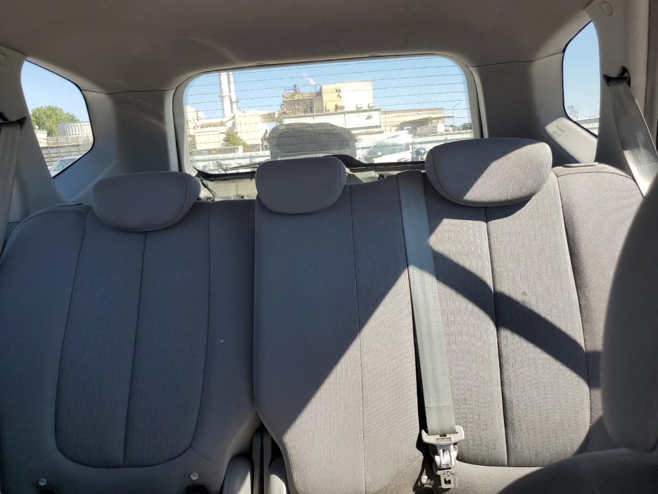 2007 Kia Rondo Base VIN: KNAFG525X77073080 Lot: 85082355