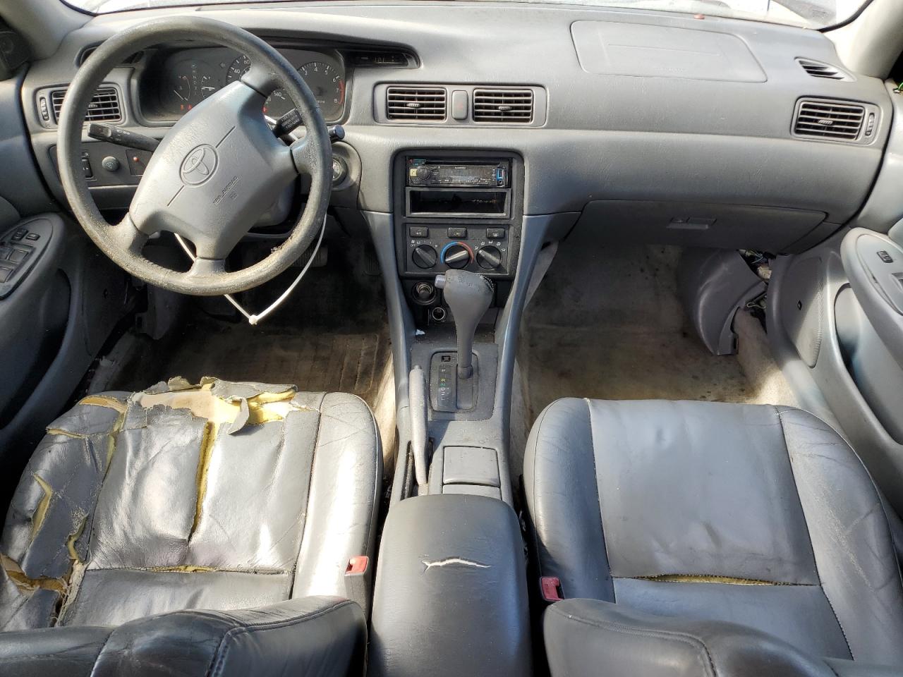 2000 Toyota Camry Le VIN: JT2BG28K5Y0402428 Lot: 84800975