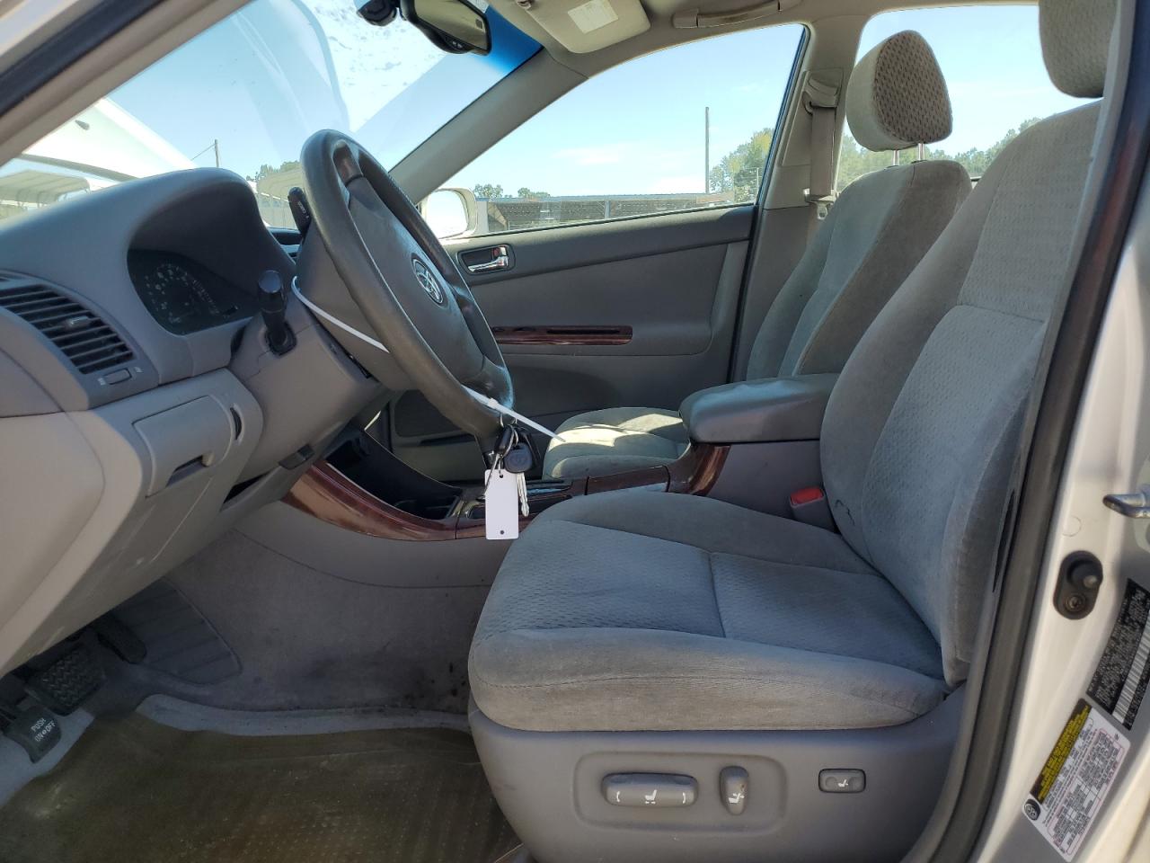 2004 Toyota Camry Le VIN: 4T1BE32K94U330420 Lot: 84407555