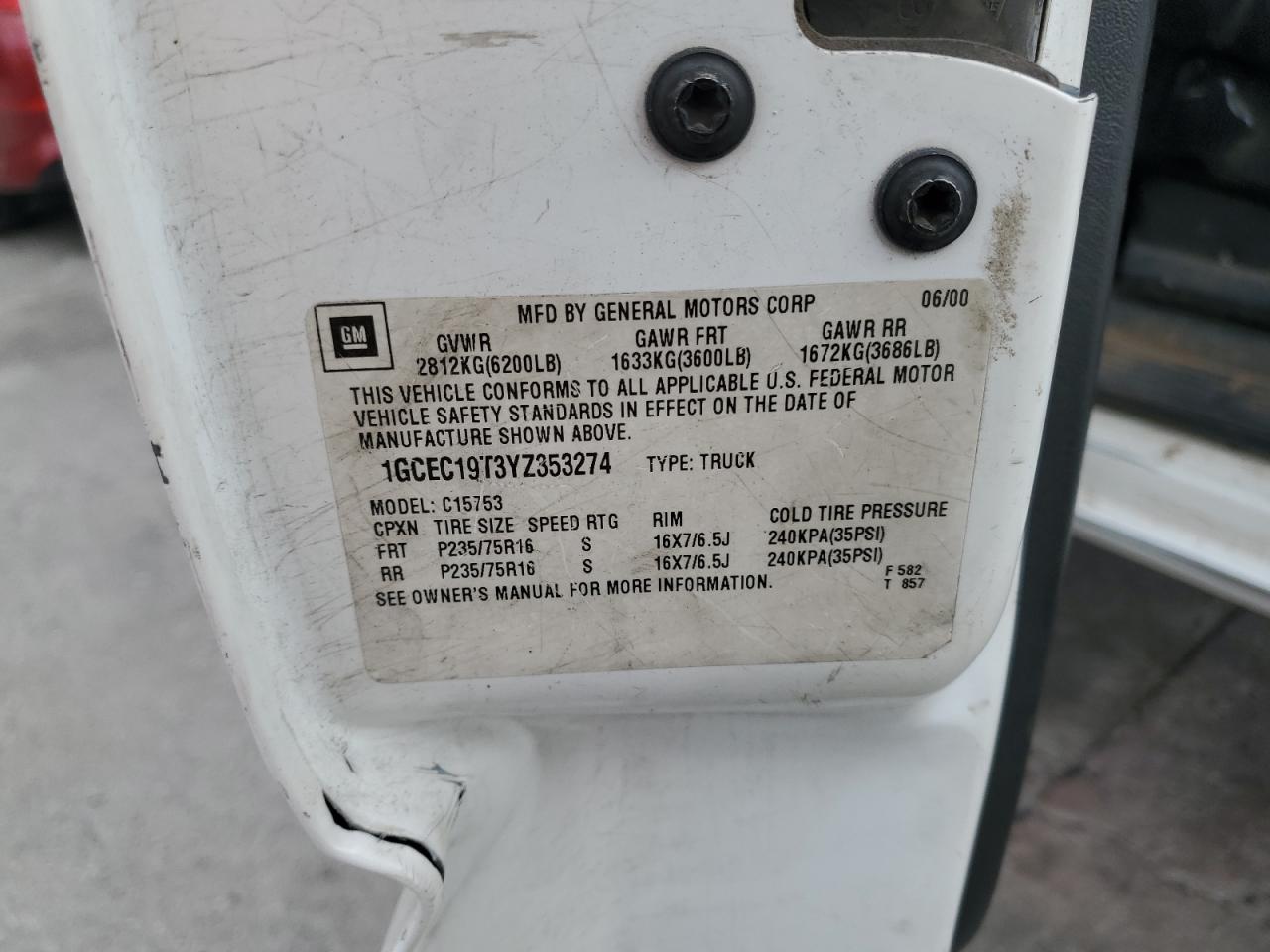 2000 Chevrolet Silverado C1500 VIN: 1GCEC19T3YZ353274 Lot: 86252375