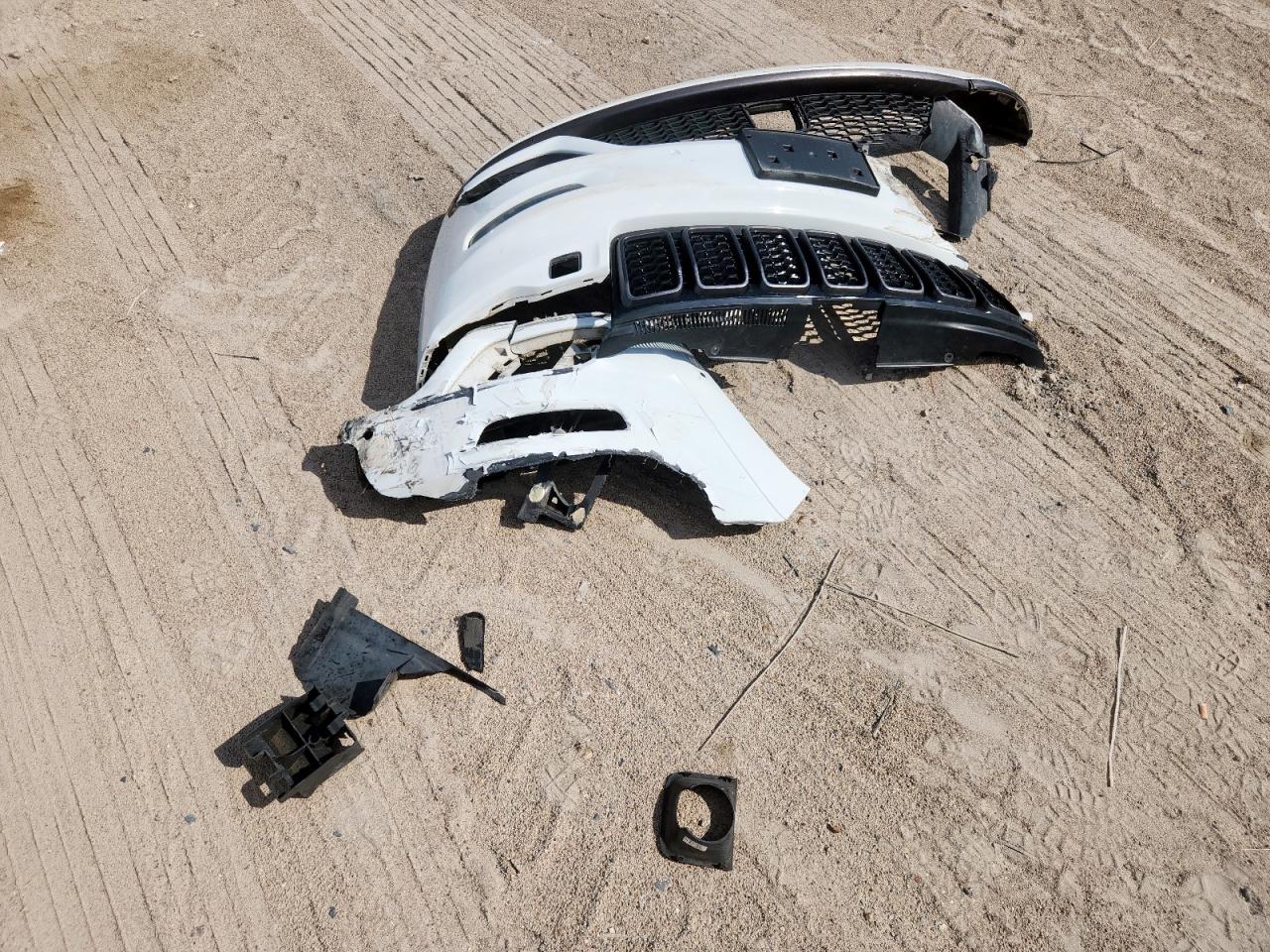 2018 Jeep Grand Cherokee Overland VIN: 1C4RJECG8JC407221 Lot: 85879975