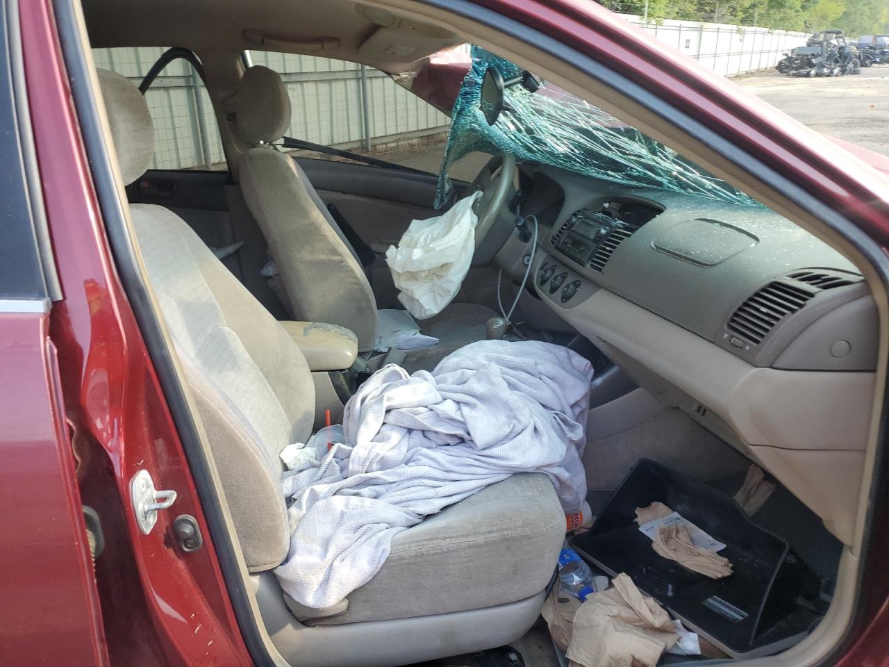 2004 Toyota Camry Le VIN: JTDBE32K440251426 Lot: 84459065