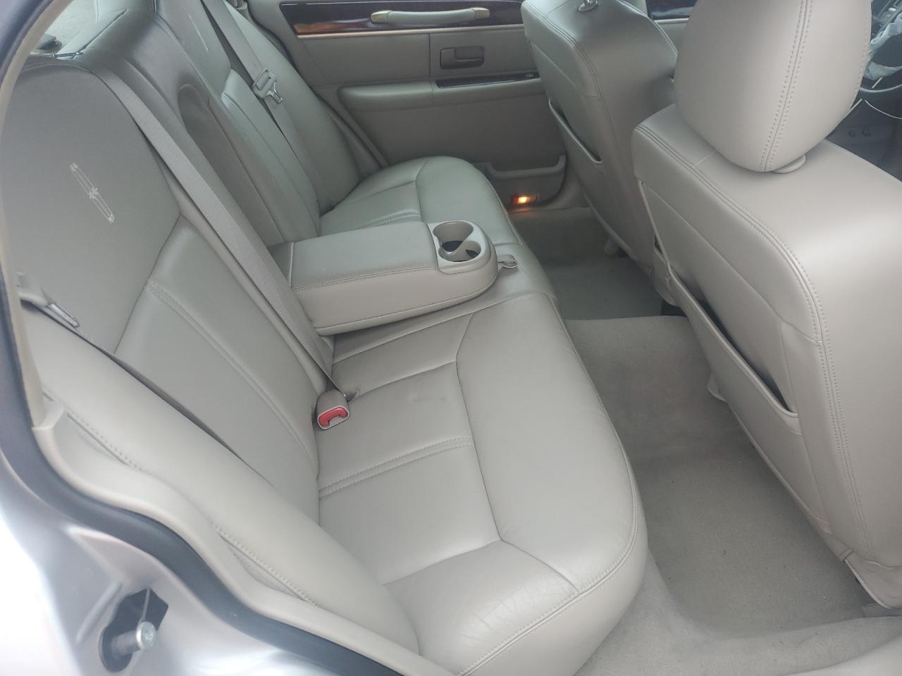 2010 Lincoln Town Car Signature Limited VIN: 2LNBL8CV7AX750368 Lot: 90040985