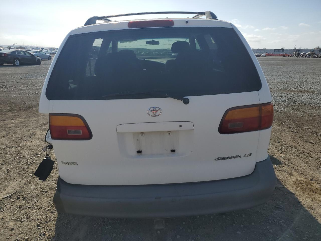 1998 Toyota Sienna Le VIN: 4T3ZF13C7WU010112 Lot: 85591895