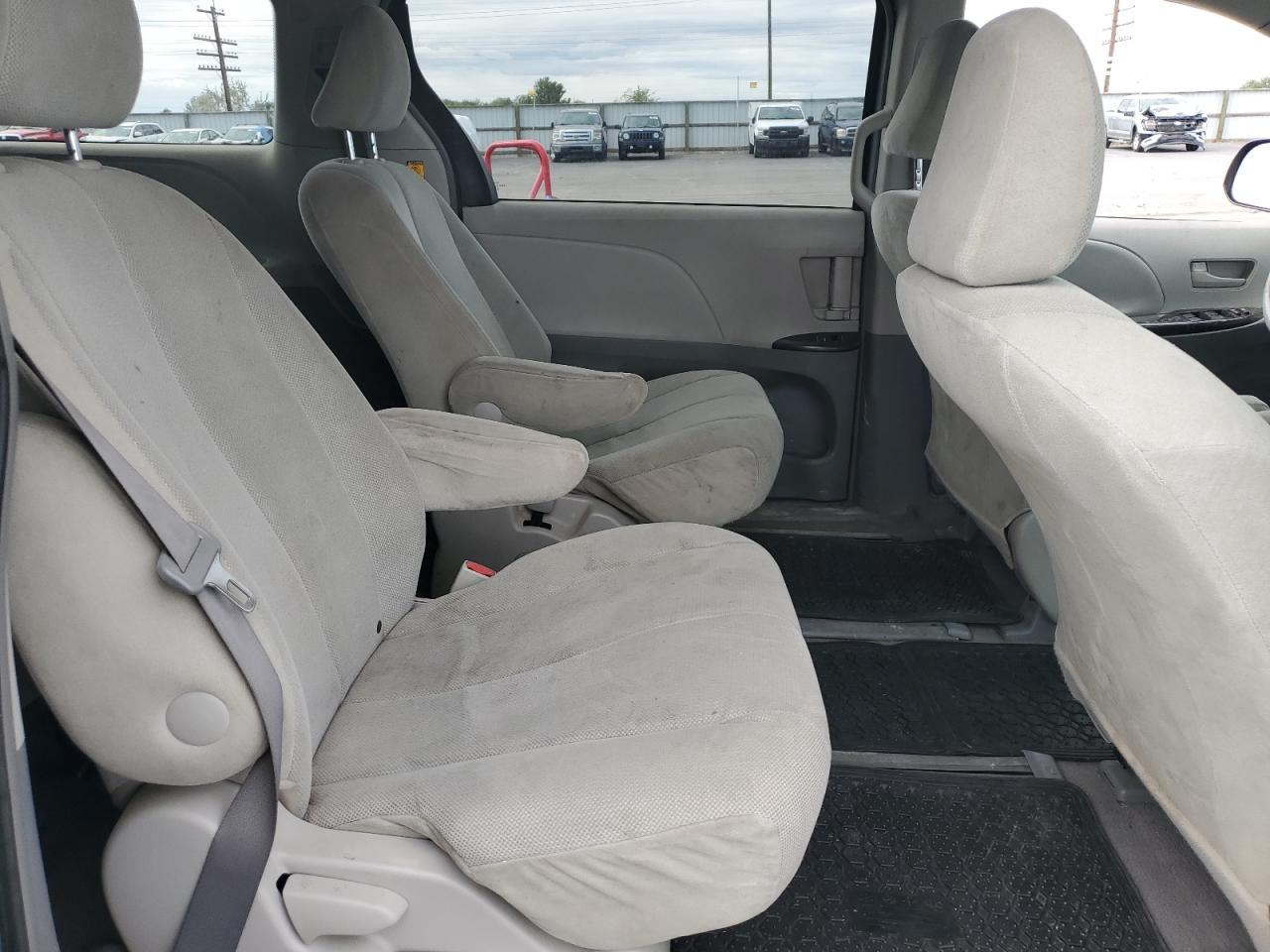 2011 Toyota Sienna VIN: 5TDZK3DC7BS037389 Lot: 83957835