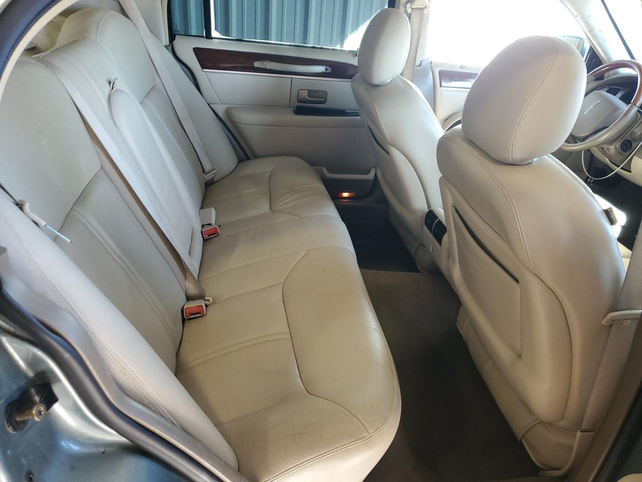 2005 Lincoln Town Car Signature Limited VIN: 1LNHM82W25Y670693 Lot: 87422175