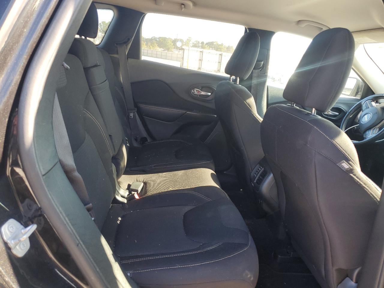 2015 Jeep Cherokee Latitude VIN: 1C4PJLCB0FW790657 Lot: 82428095