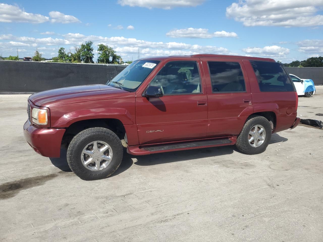 GMC DENALI 2000. Lot# 90025875. VIN 1GKEK63R2YR184897. Photo 1