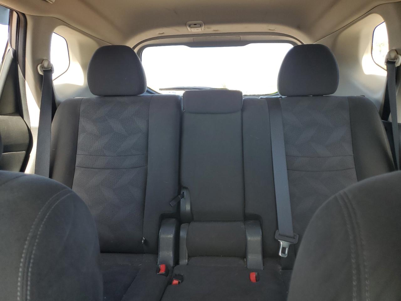 2015 Nissan Rogue S VIN: KNMAT2MV5FP570198 Lot: 82289095