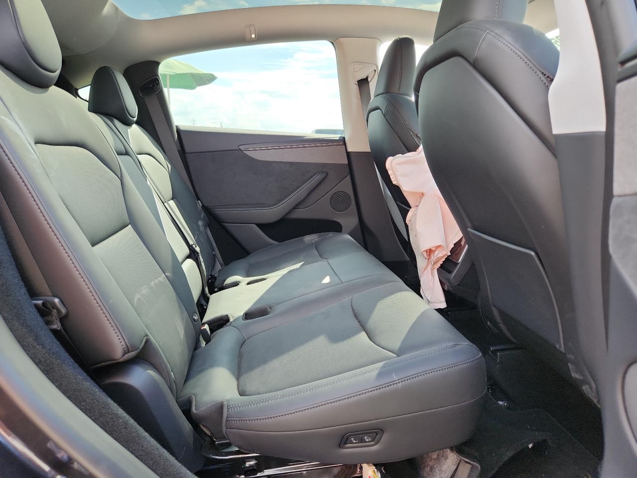 2026 Tesla Model Y VIN: 7SAYGDED6TF380813 Lot: 85929595