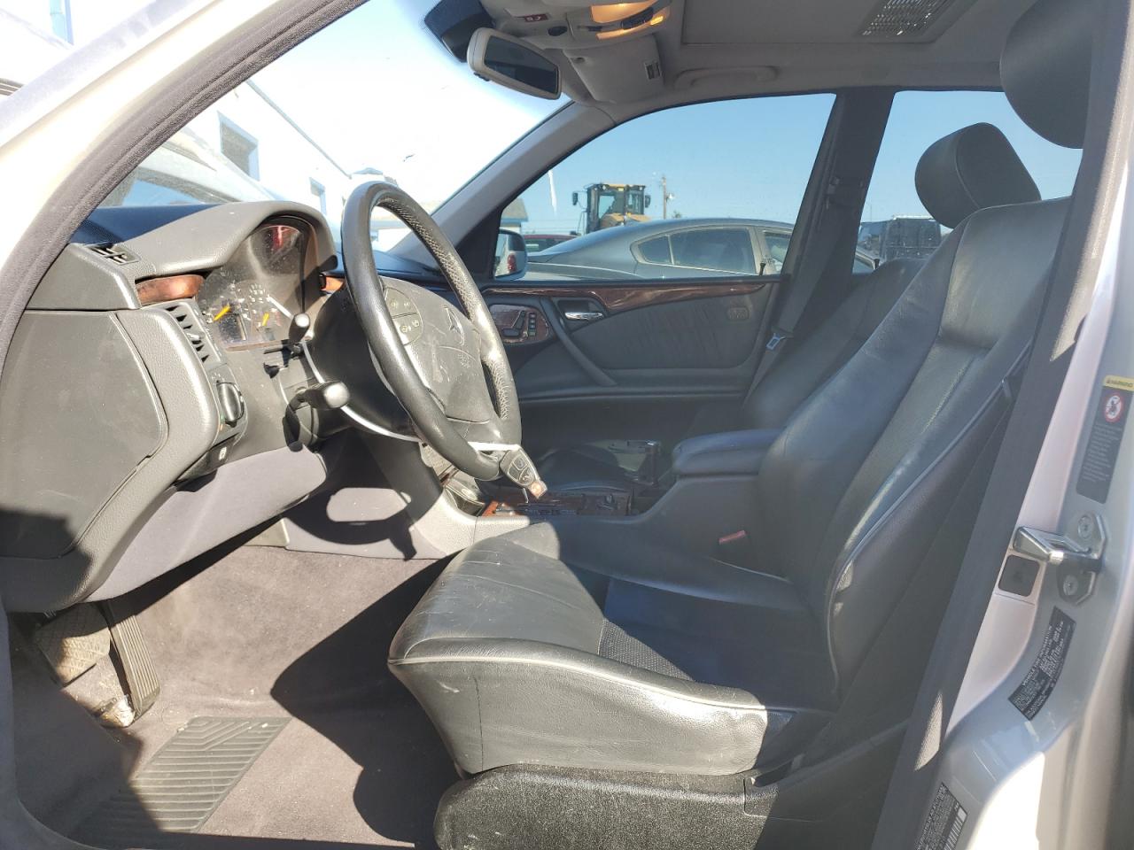 2001 Mercedes-Benz E 320 VIN: WDBJF65J61B331810 Lot: 85124035