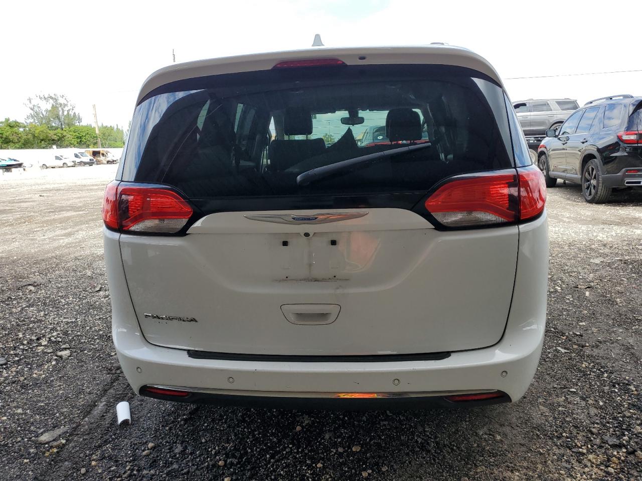 2018 Chrysler Pacifica Touring L VIN: 2C4RC1BG0JR142807 Lot: 90729175