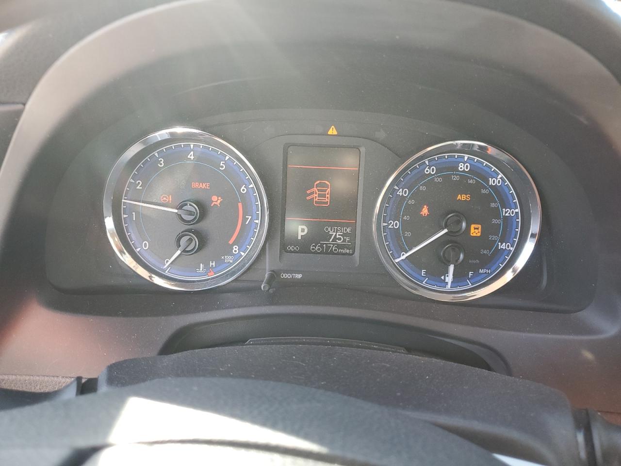 2018 Toyota Corolla L VIN: 5YFBURHE5JP833060 Lot: 85713845