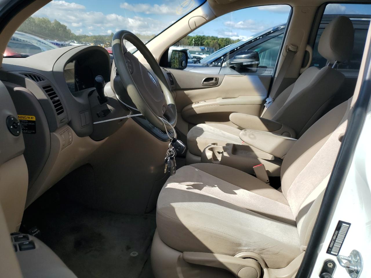 2011 Kia Sedona Lx VIN: KNDMG4C74B6411690 Lot: 84290665