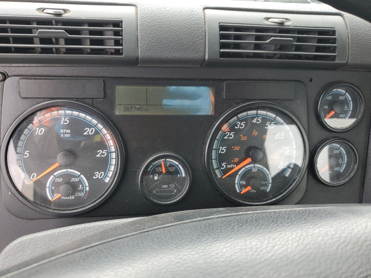 2015 Freightliner Cascadia Semi Truck VIN: 3AKJGBDV6FSGG8082 Lot: 87486525