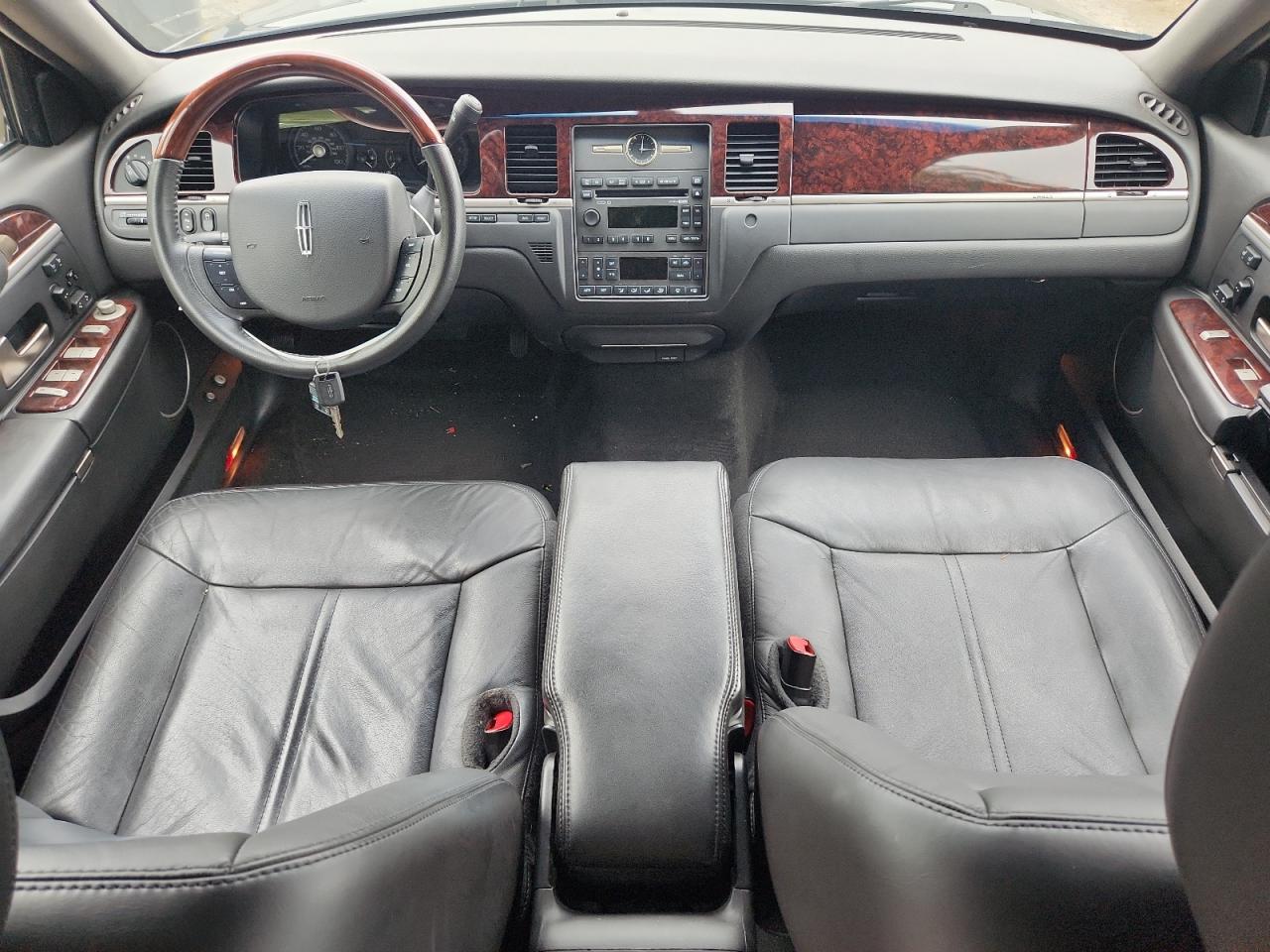 2011 Lincoln Town Car Signature Long Wheelbase VIN: 2LNBL8FV3BX762627 Lot: 90146575