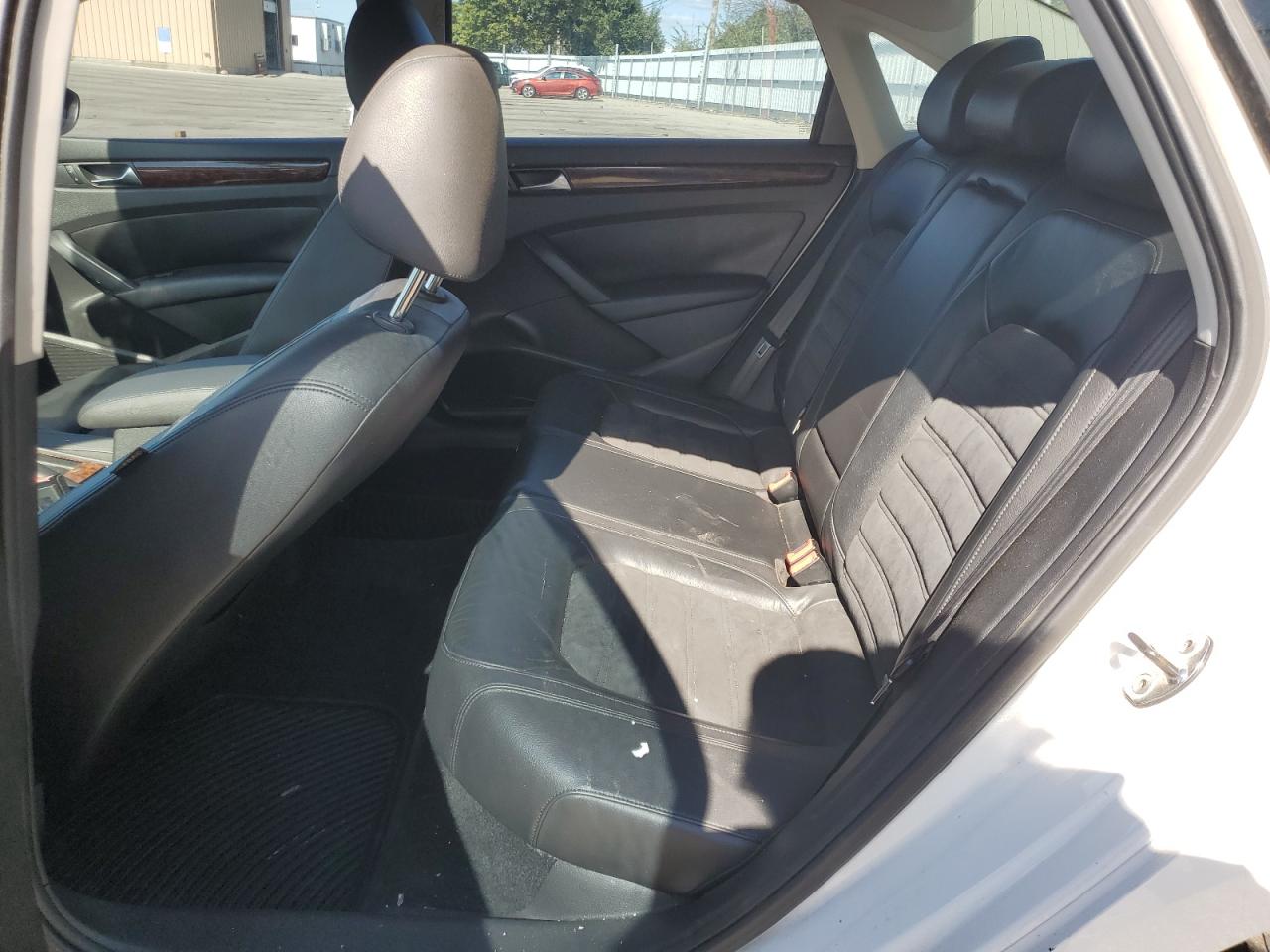 2012 Volkswagen Passat Sel VIN: 1VWCM7A36CC011975 Lot: 85645965