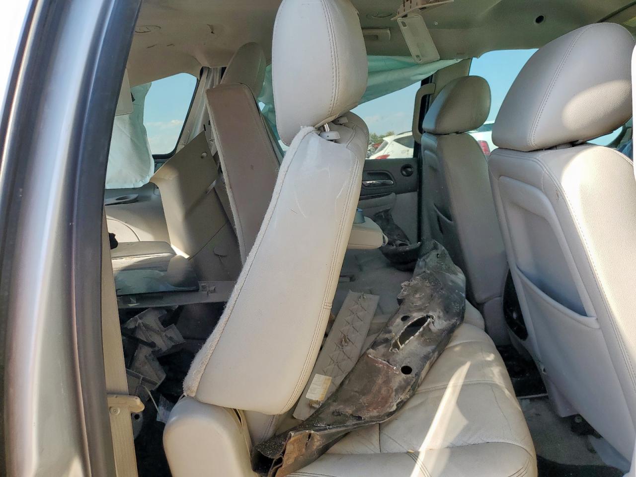 2014 Chevrolet Suburban C1500 Lt VIN: 1GNSCJE0XER235725 Lot: 84960925