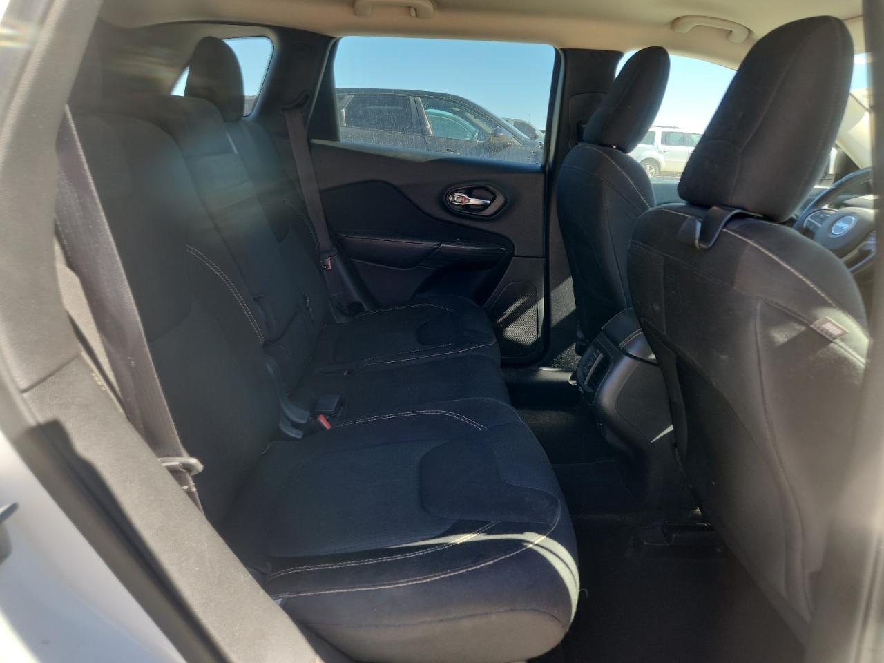 2015 Jeep Cherokee Latitude VIN: 1C4PJLCB6FW781784 Lot: 82654875