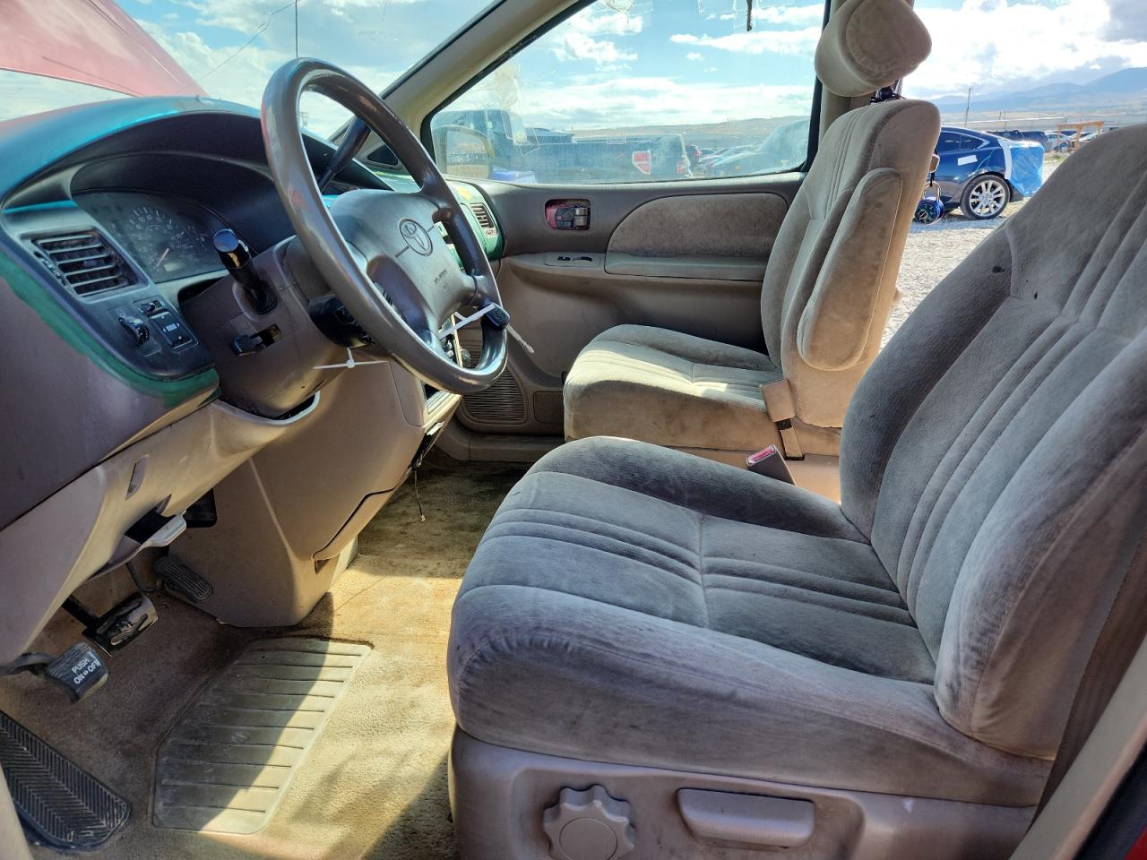 1999 Toyota Sienna Le VIN: 4T3ZF13C8XU116313 Lot: 85883365