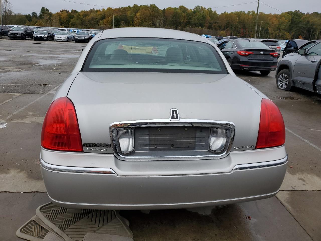 2003 Lincoln Town Car Executive VIN: 1LNHM81W23Y658199 Lot: 90083245
