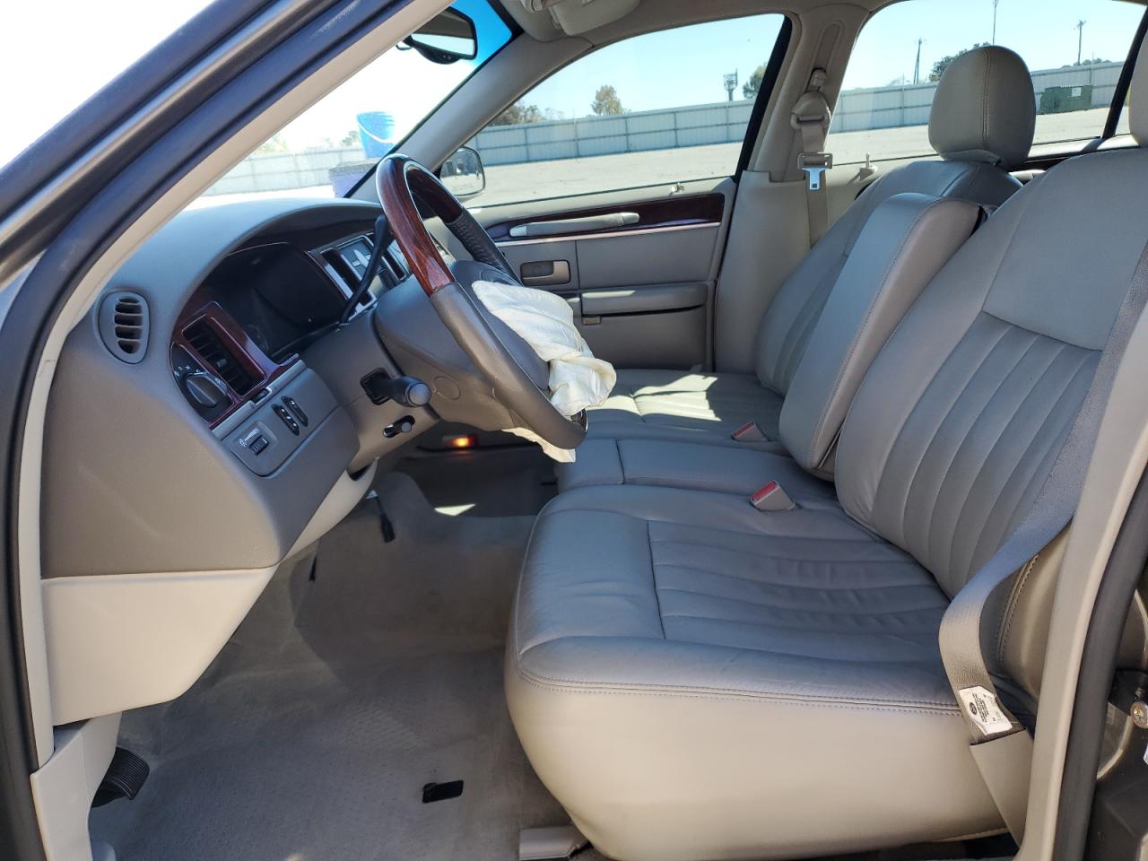 2003 Lincoln Town Car S VIN: 1LNHM82W03Y700402 Lot: 82439805