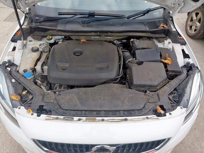 2017 VOLVO V40 T3 [152] MOMENTUM 5DR GEARTRONIC