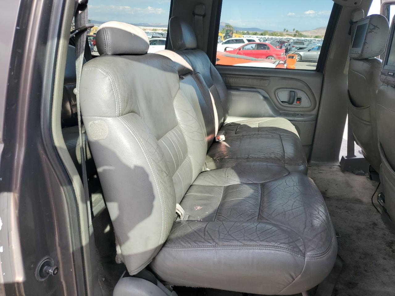 1998 GMC Suburban K1500 VIN: 3GKFK16R2WG513677 Lot: 86166585