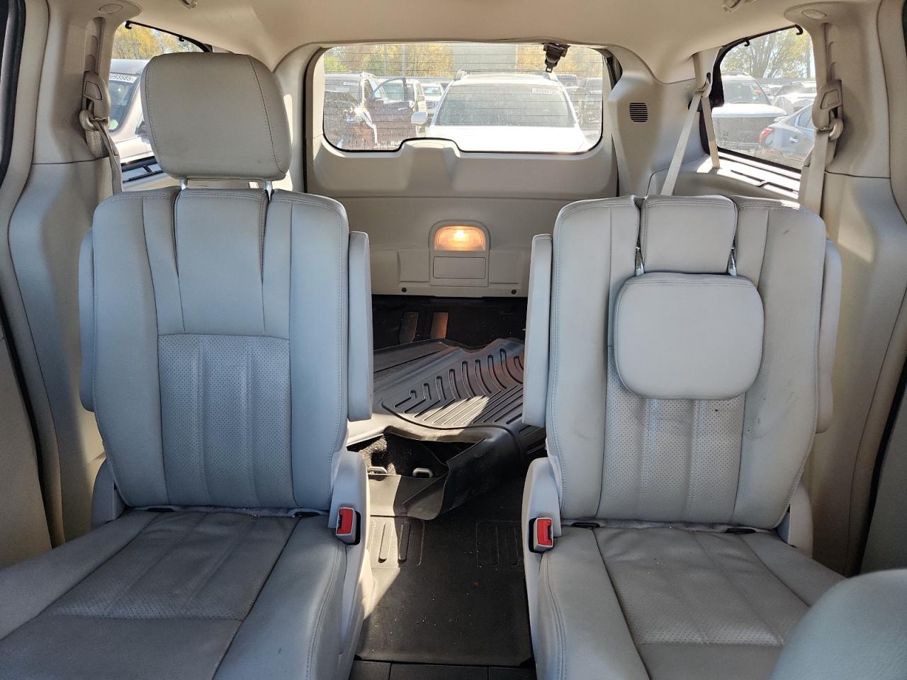 2015 Chrysler Town & Country Touring L VIN: 2C4RC1CG5FR562052 Lot: 82700215