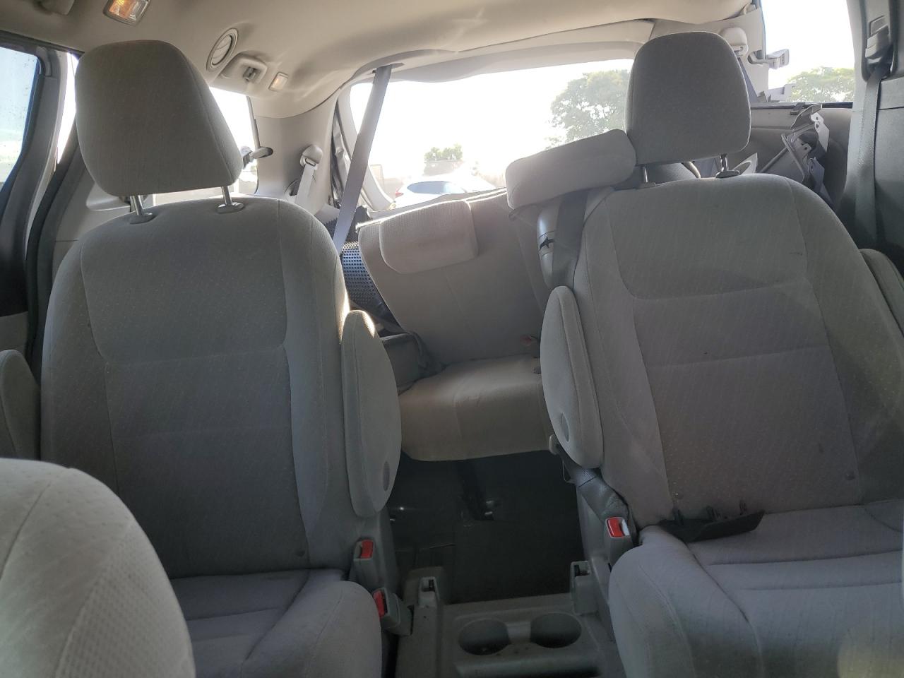 2017 Toyota Sienna Le VIN: 5TDKZ3DC9HS898496 Lot: 84994035