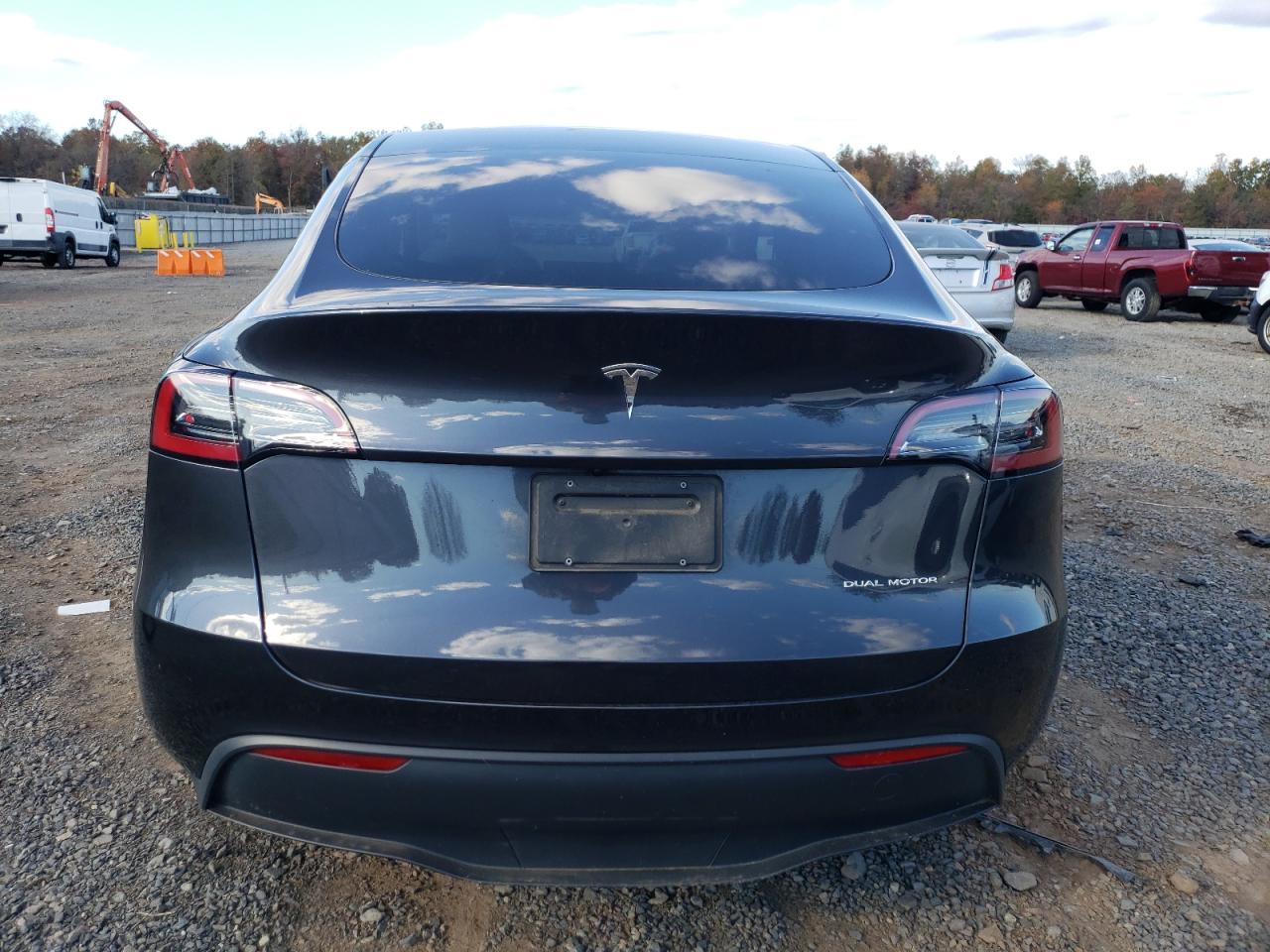 2024 Tesla Model Y VIN: 7SAYGAEE2RF177790 Lot: 89865165