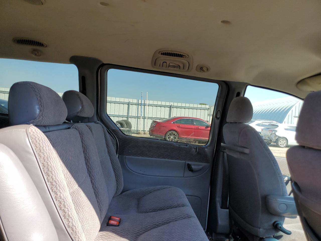 2000 Dodge Grand Caravan Se VIN: 1B4GP44G1YB739027 Lot: 81998035