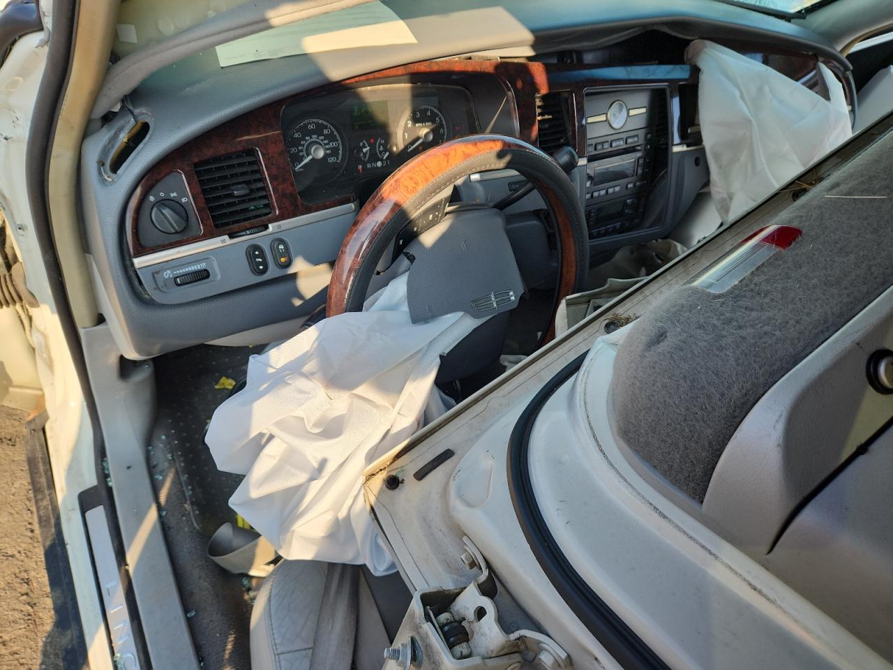 2006 Lincoln Town Car Signature Limited VIN: 1LNHM82W36Y645898 Lot: 82372325