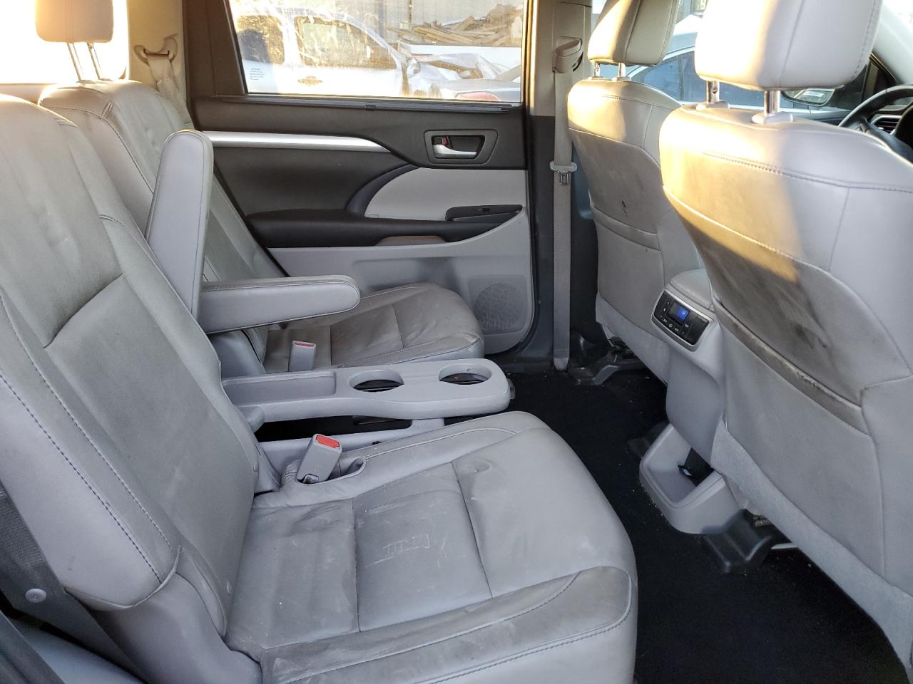 2015 Toyota Highlander - Image 11