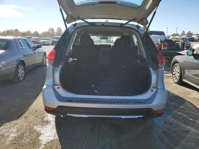  NISSAN ROGUE 2018 Srebrny