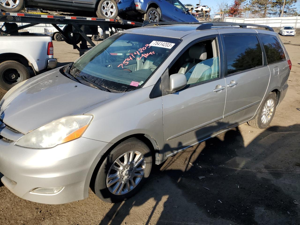 2008 Toyota Sienna Xle იყიდება New Britain-ში, CT - Minor Dent/Scratches