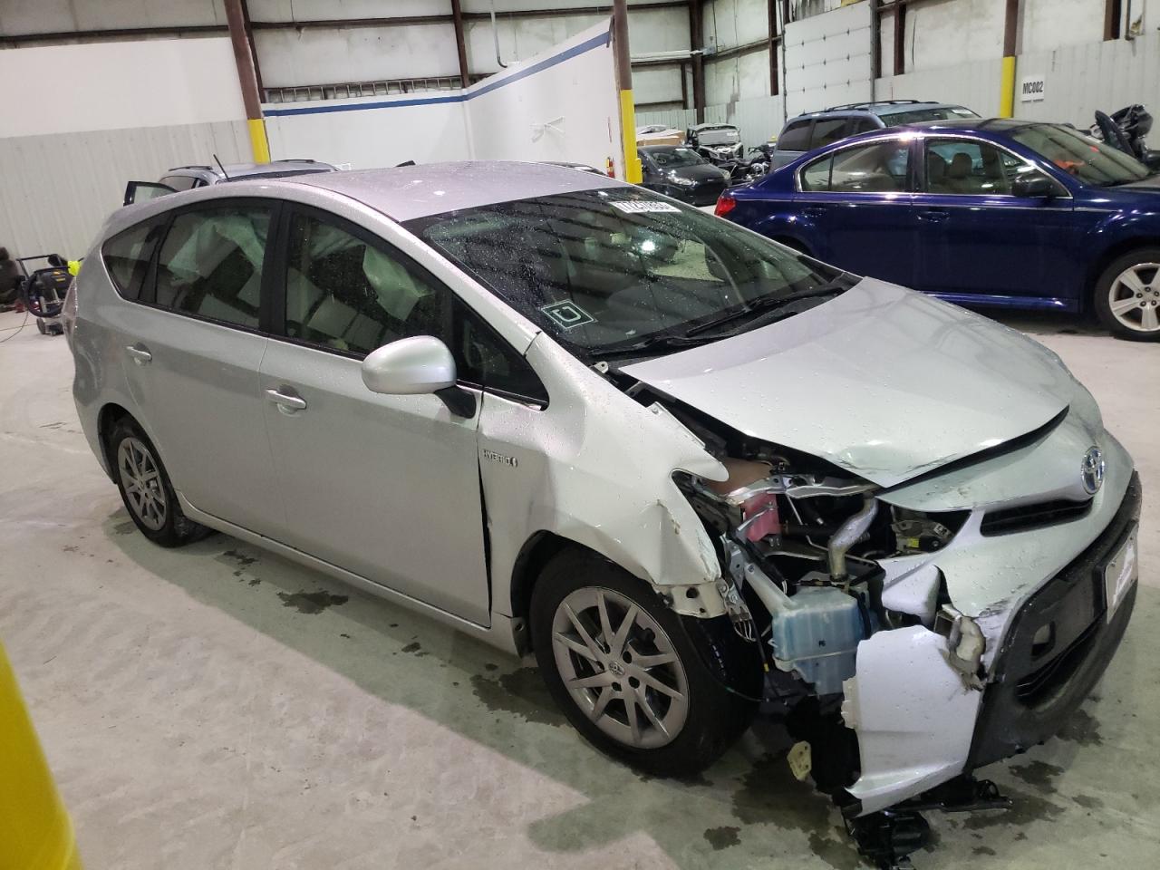 JTDZN3EU2HJ063094 2017 Toyota Prius V