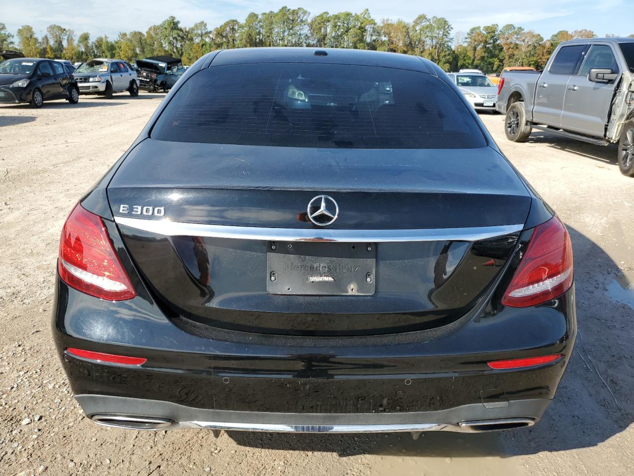 2018 Mercedes-Benz E 300 VIN: WDDZF4JB1JA301102 Lot: 71620095
