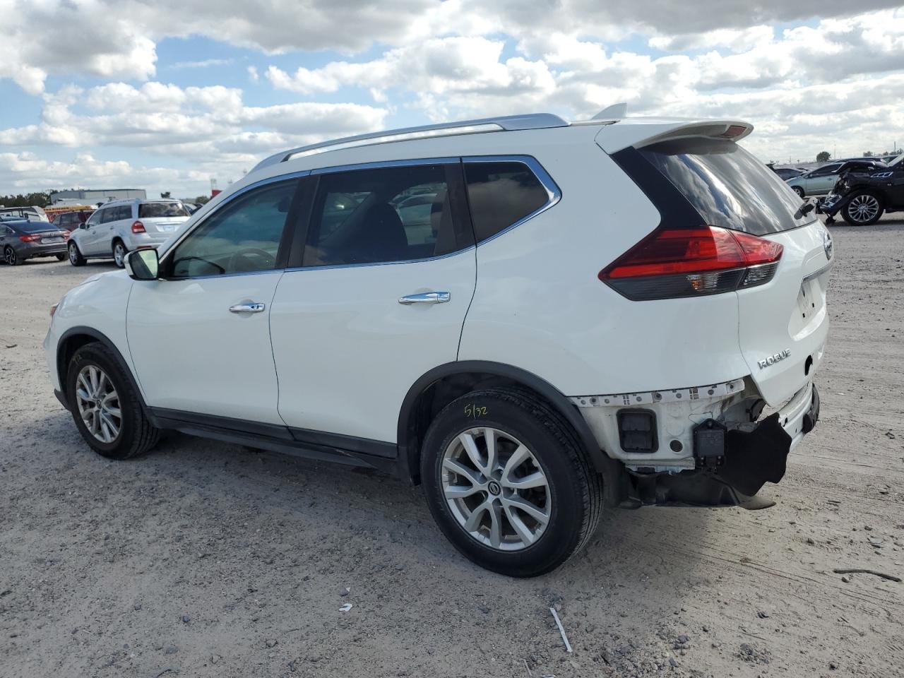 2017 Nissan Rogue - Image 2
