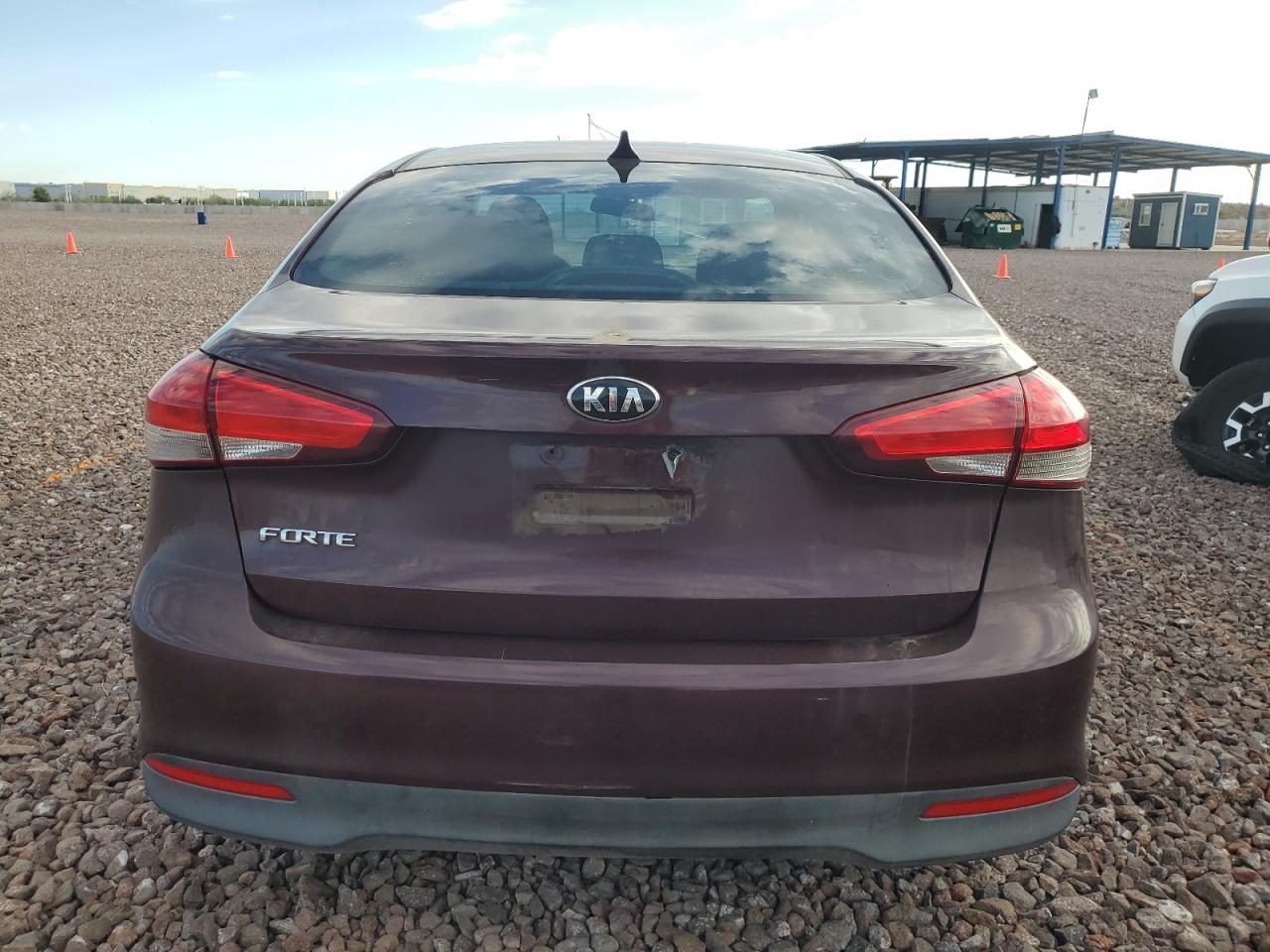 3KPFK4A7XHE128031 2017 Kia Forte Lx