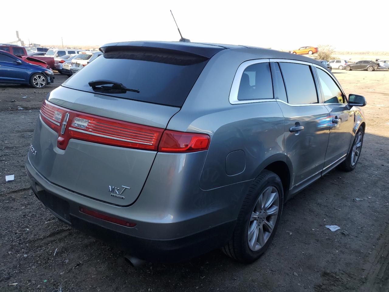 VIN 2LMHJ5AT3GBL02042 2016 LINCOLN MKT no.3