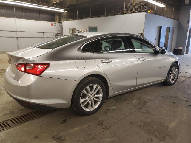 Sedans CHEVROLET MALIBU 2017 Srebrny