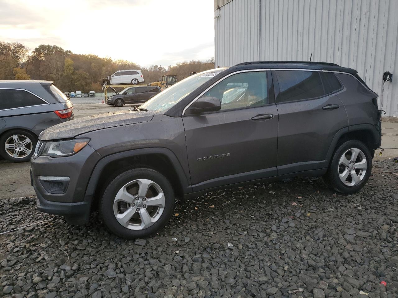 3C4NJDBB2JT264205 2018 JEEP COMPASS - Image 1