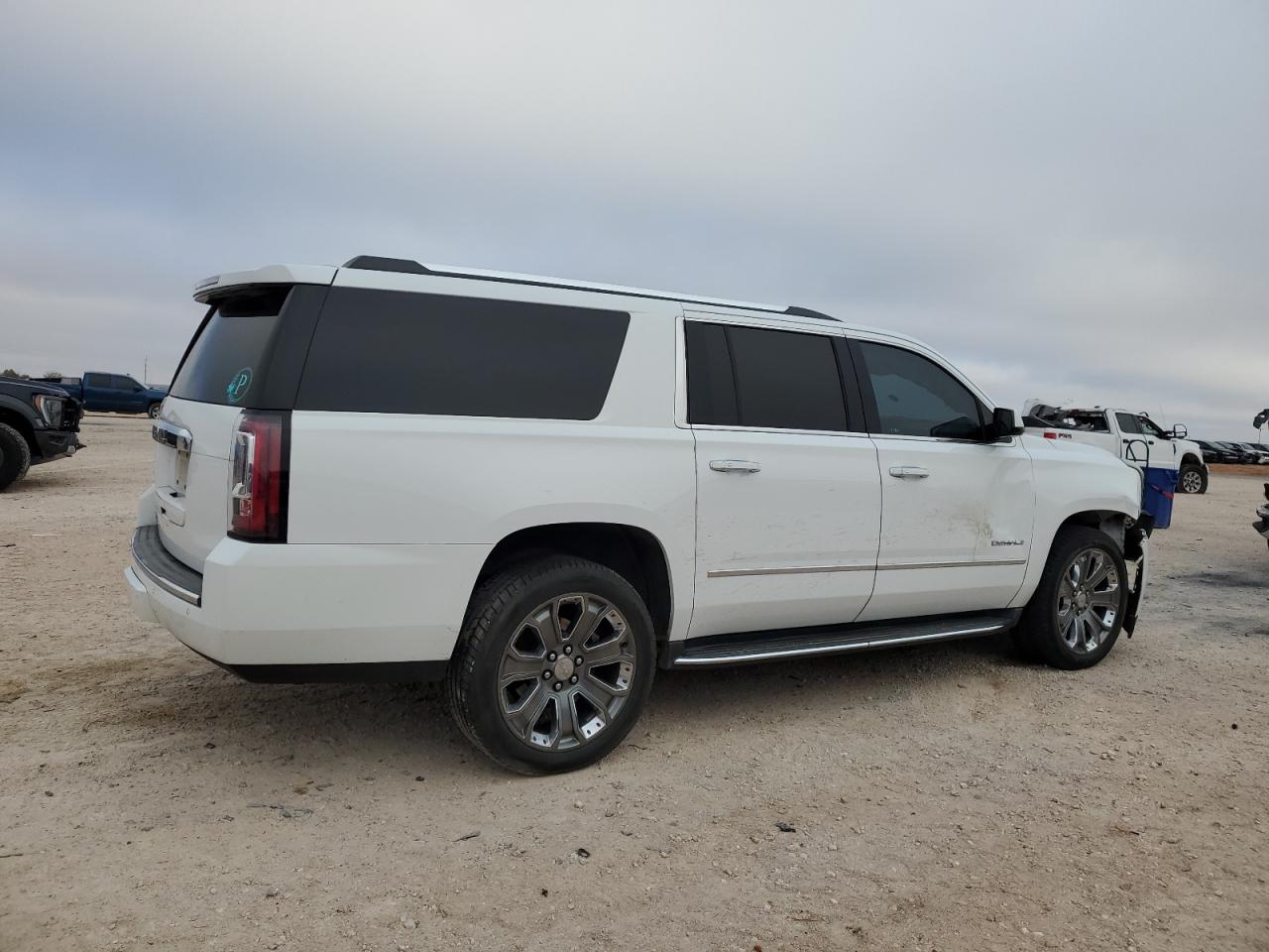 2016 GMC Yukon - Image 3